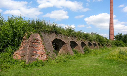 Een steenfabriek restaureren en geschikt maken voor festiviteiten