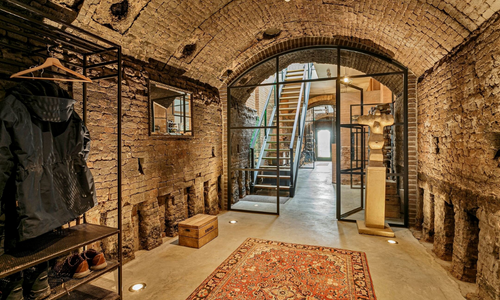 Een steenfabriek restaureren en geschikt maken voor festiviteiten